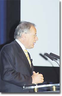 Voorzitter Wim Deetman sprak de zaal toe tijdens de VNG-Jaarrede.
